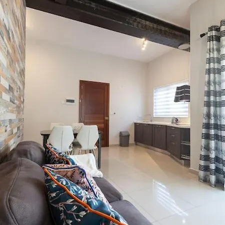 Apartamento Designer With Comfy Sofa, Large Tv, Wifi & 2 King Sized Beds By 360 Estates