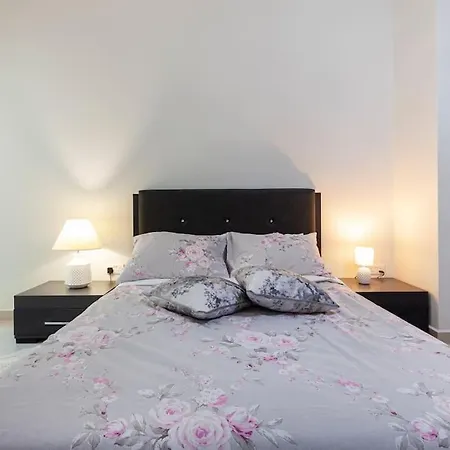 Designer With Comfy Sofa, Large Tv, Wifi & 2 King Sized Beds By 360 Estates San Julián