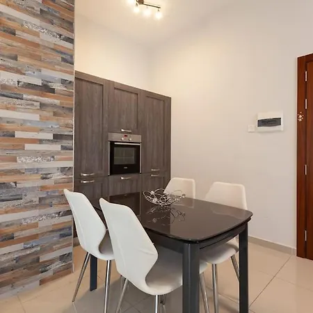 Apartamento Designer With Comfy Sofa, Large Tv, Wifi & 2 King Sized Beds By 360 Estates