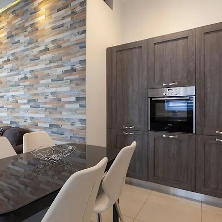Designer With Comfy Sofa, Large Tv, Wifi & 2 King Sized Beds By 360 Estates San Julián