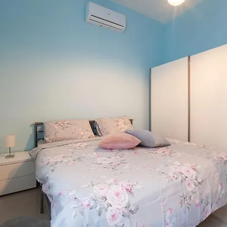 Designer With Comfy Sofa, Large Tv, Wifi & 2 King Sized Beds By 360 Estates