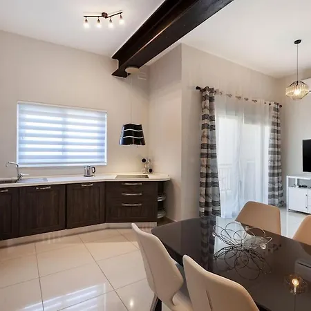 Designer With Comfy Sofa, Large Tv, Wifi & 2 King Sized Beds By 360 Estates St. Julian's