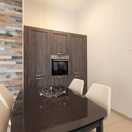 Designer With Comfy Sofa, Large Tv, Wifi & 2 King Sized Beds By 360 Estates *