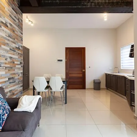 Designer With Comfy Sofa, Large Tv, Wifi & 2 King Sized Beds By 360 Estates
