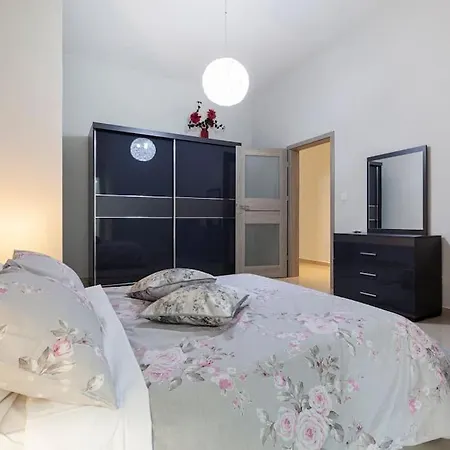 Designer With Comfy Sofa, Large Tv, Wifi & 2 King Sized Beds By 360 Estates * St. Julian's