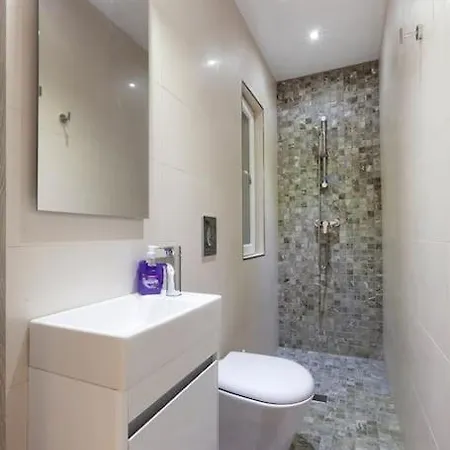 Designer With Comfy Sofa, Large Tv, Wifi & 2 King Sized Beds By 360 Estates Apartament *
