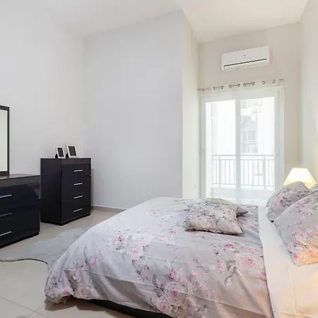 Designer With Comfy Sofa, Large Tv, Wifi & 2 King Sized Beds By 360 Estates * St. Julian's