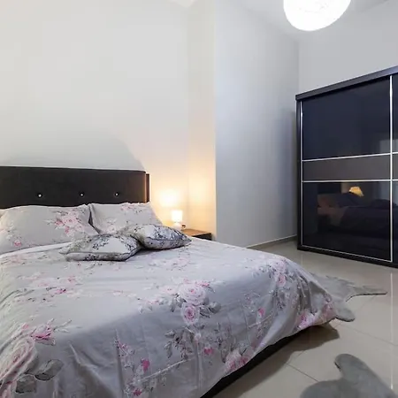 Designer With Comfy Sofa, Large Tv, Wifi & 2 King Sized Beds By 360 Estates Apartament *